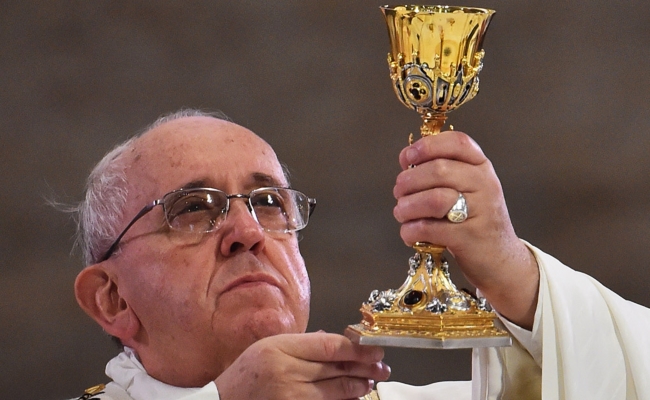 Paus Francis waarschuwt tegen een tekort aan wijn op bruiloften