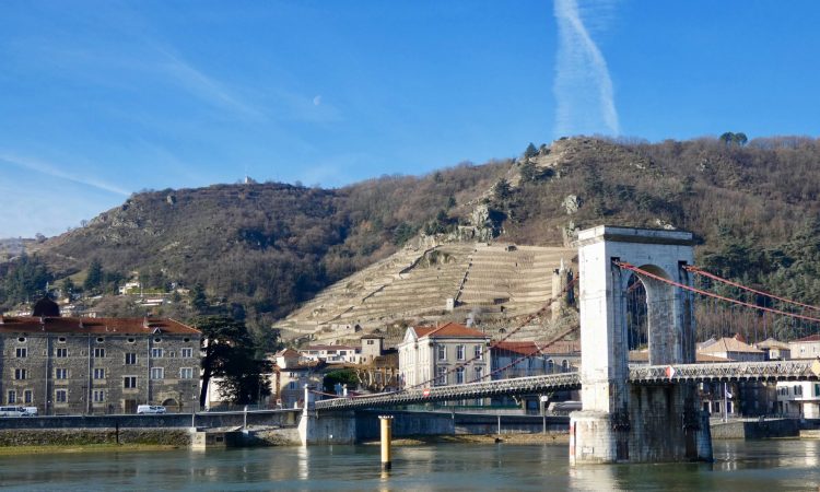 lik op lieu-dit Chapon boven Tournon-sur-Rhône, waar Guigal Les Vignes de l'Hospice maakt