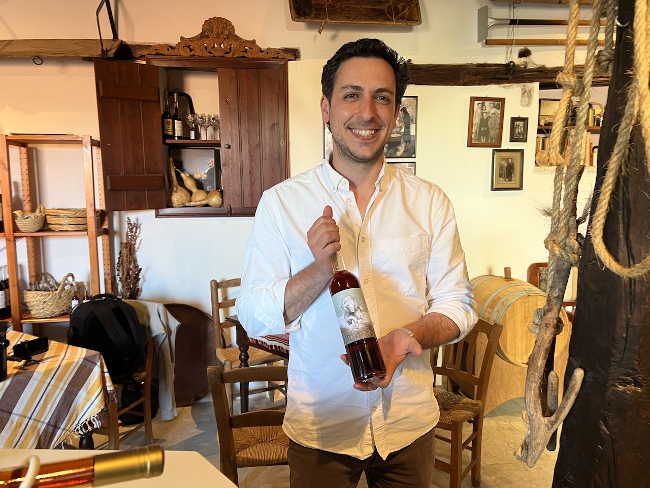 Wijn uit Cyprus Nikolas Christodoulides en zijn 9 jaar oude Commandaria ©Bart de Vries