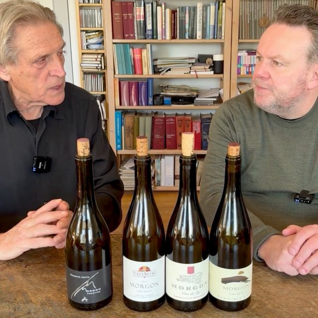 🍷 Beaujolais in de spotlights! 🍷

 In een nieuwe video lichten Lars Daniëls MV en Ronald de Groot alvast een tipje van de sluier op van de rubriek Geproefde Wijnen in Perswijn #4 – dit keer met rode én witte wijnen uit de Beaujolais.

📖 De volledige proefnotities lees je in Perswijn #4 – vanaf nu verkrijgbaar!

 🎥 Bekijk de video op onze website voor een eerste impressie. Link in bio.

#Perswijn #Beaujolais #GeproefdeWijnen #Morgon #CôteduPy #Wijnadvies #Wijnproeven #Wijninspiratie