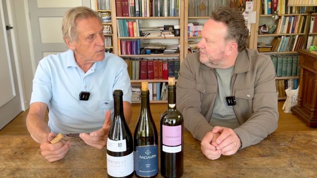 🌍 Verrassende wijnlanden

Deze week tippen Lars Daniëls en Ronald de Groot een paar bijzondere wijnen uit Turkije en Griekenland – regio’s met duizenden jaren wijngeschiedenis. 

Bekijk de video met hun favoriete flessen. Link in bio. 
Alle proefnotities lees je in Perswijn #5.

#perswijn #aanbevolenwijnen #grieksewijn #turksewijn #wijninspiratie #wijnvideo